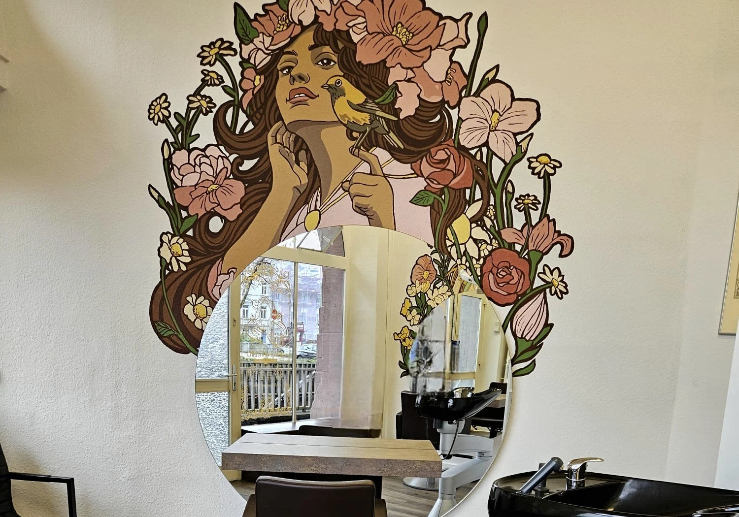Bedienplatz mit floralem Wandbild im Salon von Christina Racz