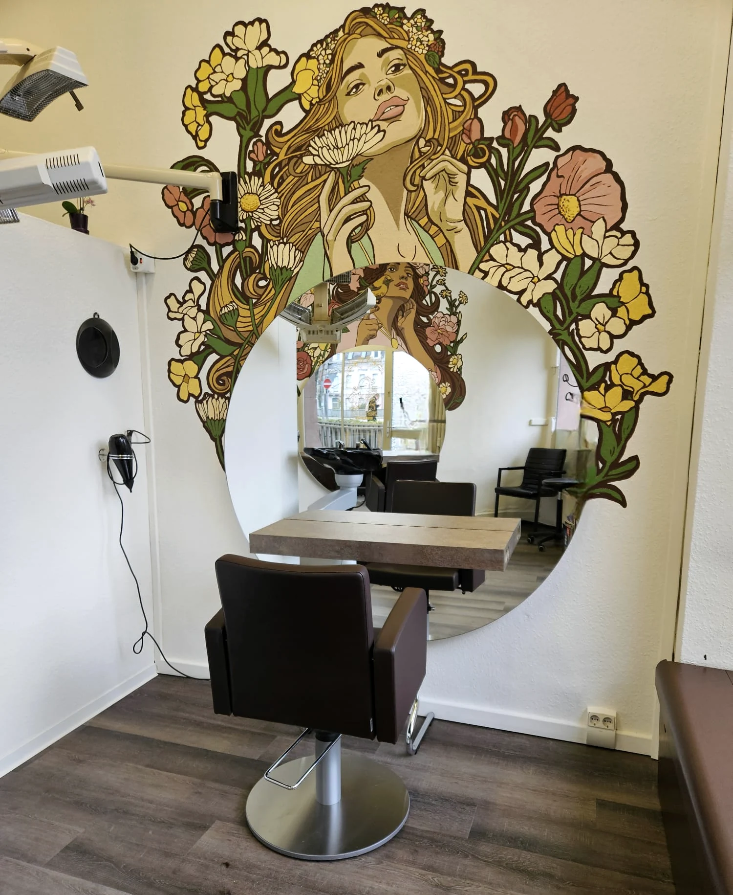 Aktueller Bedienplatz mit Rundspiegel und floralem Wandbild im Salon von Christina Racz